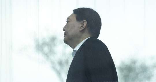 '조국 법무부 장관 겨냥한 검찰?'      (서울=연합뉴스) 김도훈 기자 = 검찰이 조국 법무부 장관 자택 등에 대한 압수수색을 실시한 23일 오전 윤석열 검찰총장이 점심 식사를 위해 서울 서초구 대검찰청 구내식당으로 향하고 있다.       검찰을 인사·행정적으로 관할하는 법무부의 현직 수장이 검찰로부터 압수수색을 당한 것은 초유의 일이다. 2019.9.23      superdoo82@yna.co.kr  (끝)